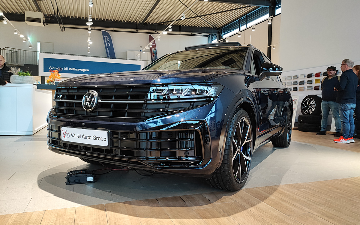 zwarte Touareg in de Volkswagen showroom